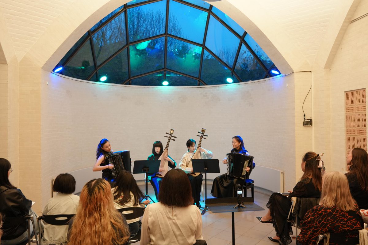 HERRRR in concert under a glass dome